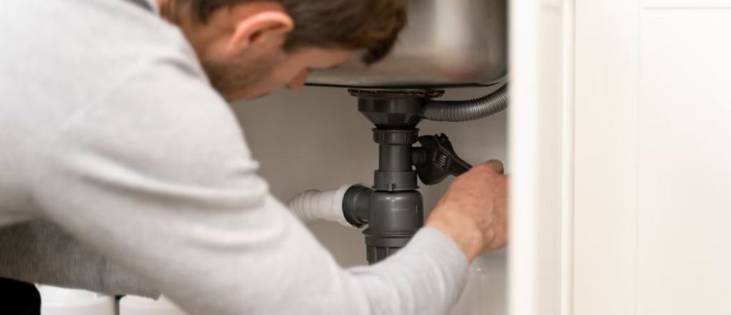 How to Fix a Leaking Pipe