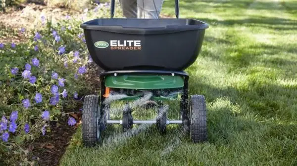 How do you use Scotts seed spreader?