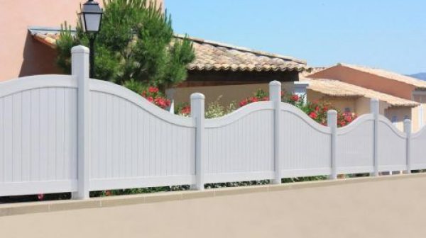 Is vinyl fence more expensive than chain link?