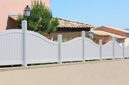 Is vinyl fence more expensive than chain link