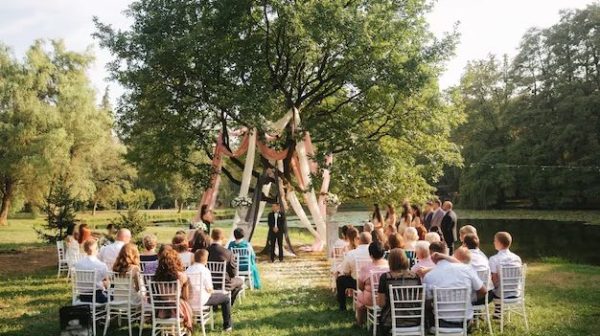 How to decorate a tree for an outdoor wedding?