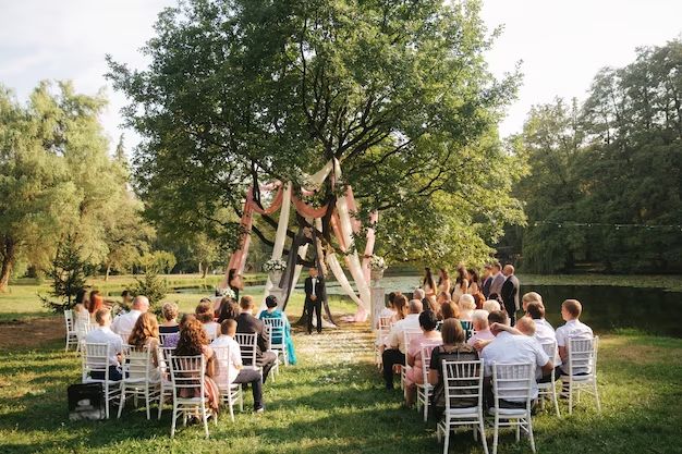 How to decorate a tree for an outdoor wedding