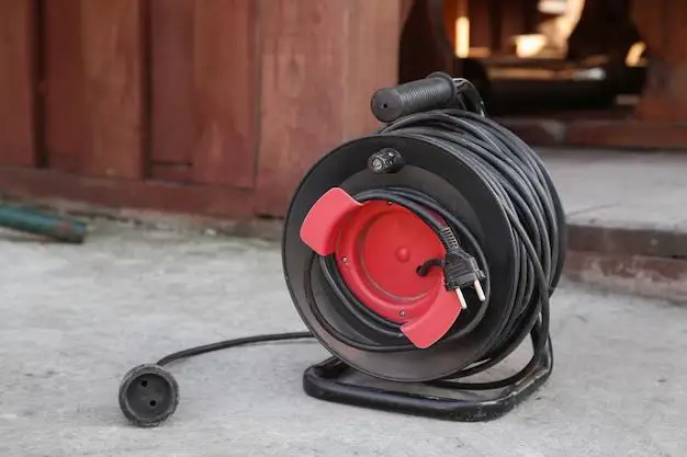 How do you make a homemade extension cord reel