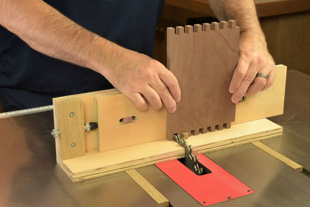 How do you make a table saw box joint jig