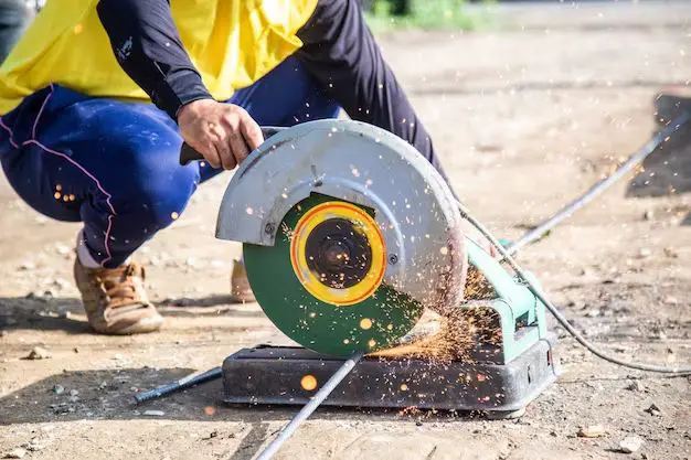 Can you cut sheet metal with a circular saw