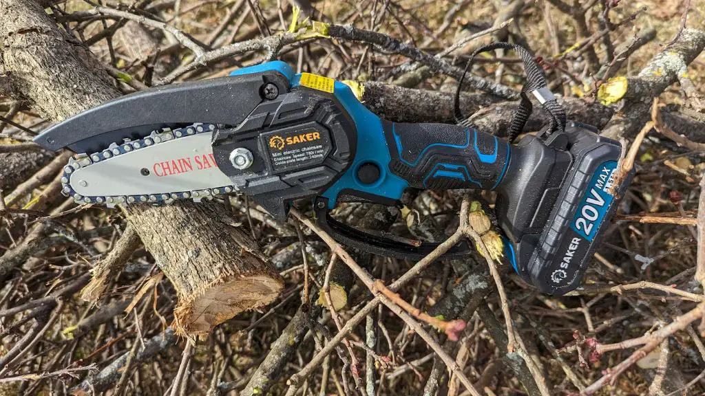 How long does the battery last on a Saker mini chainsaw