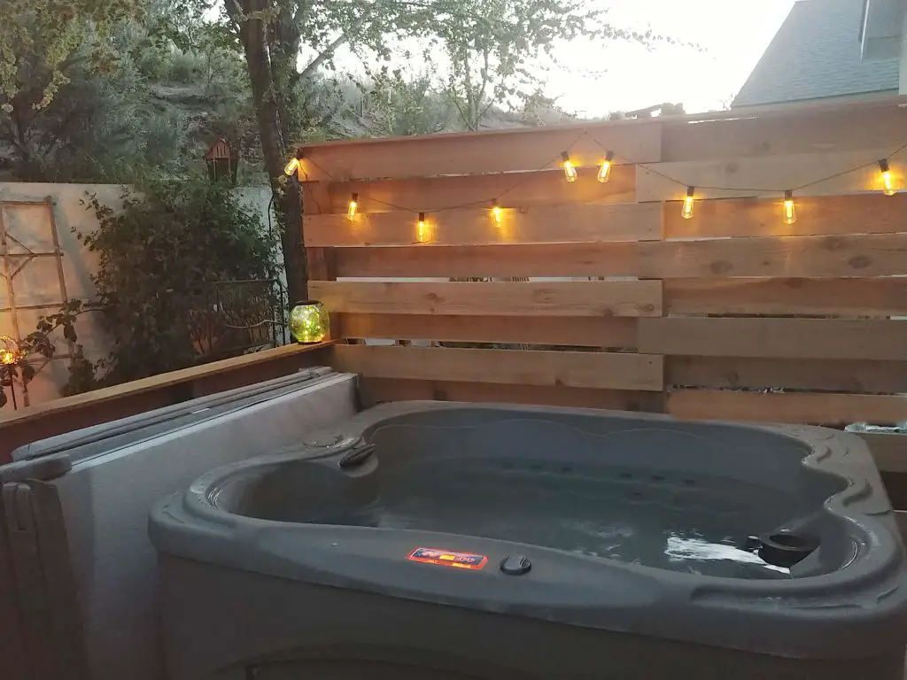 How to build a privacy screen around hot tub