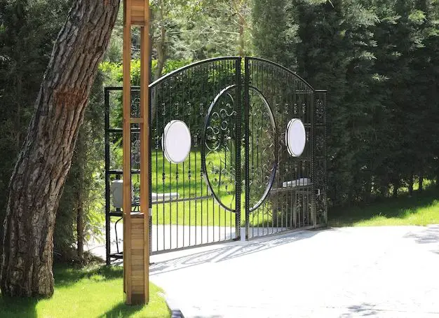 Should a privacy gate swing in or out