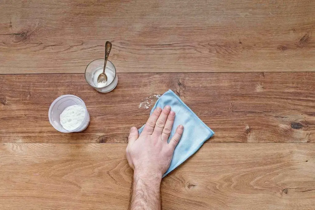 Can stains be removed from vinyl flooring