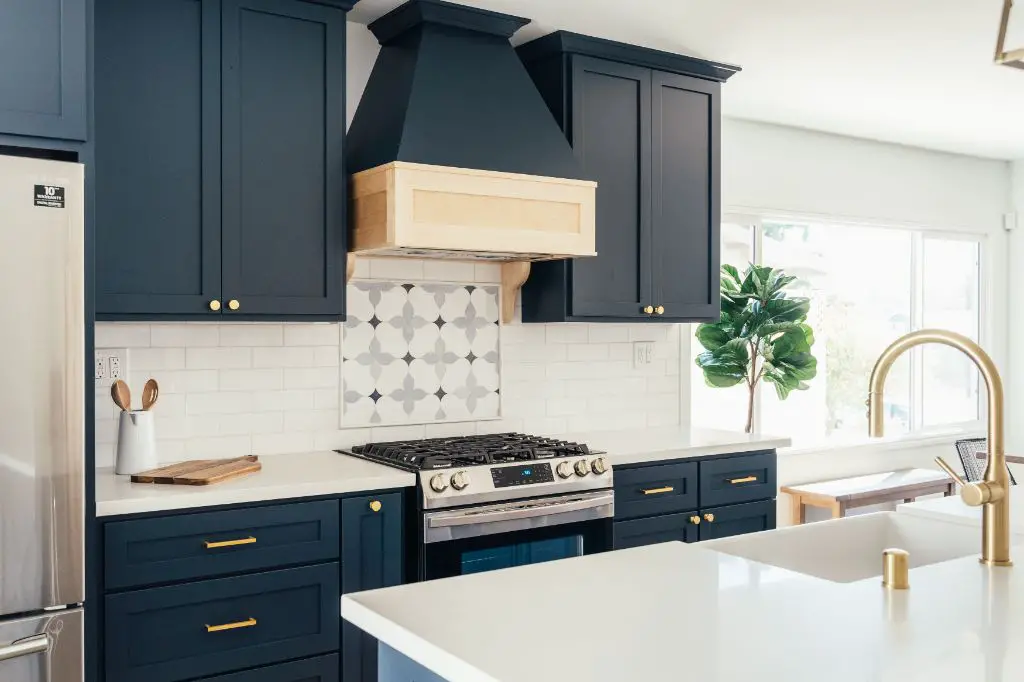 What backsplash looks best with dark cabinets