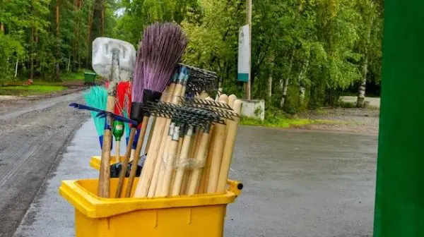 What is the best way to clean outside garbage can?