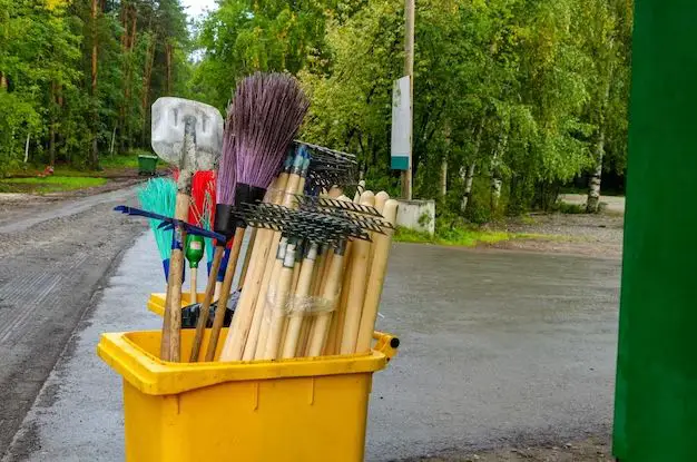 What is the best way to clean outside garbage can