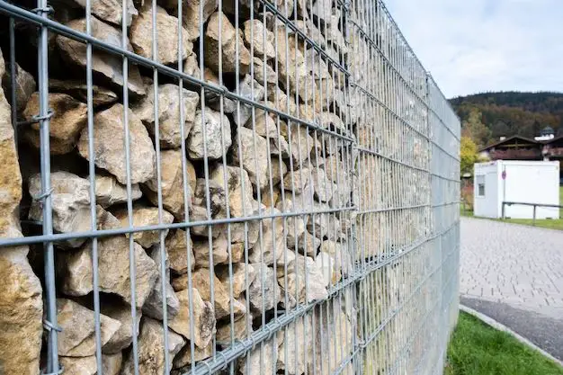 What kind of rocks are used for gabion walls