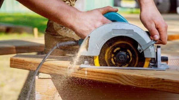 How to make a perfectly straight cut in wood with a circular saw?