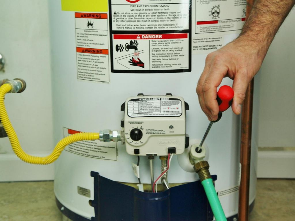 What causes a water heater pilot light to not stay lit