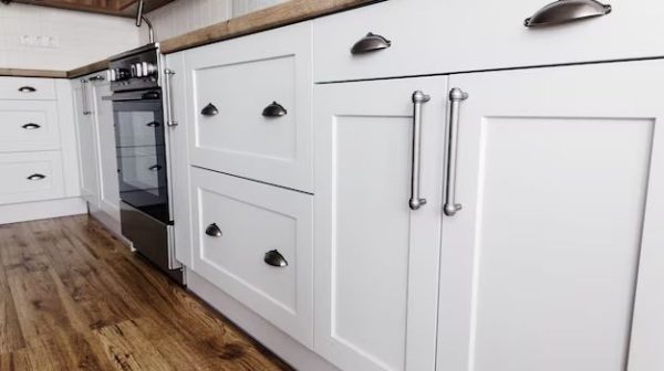 What type kitchen cabinet pulls are in style?