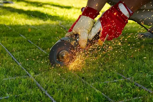 How do you cut landscape edging metal