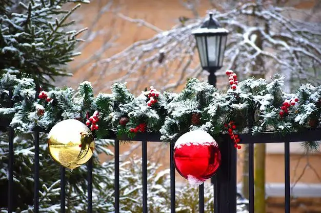 How to decorate a fence for Christmas