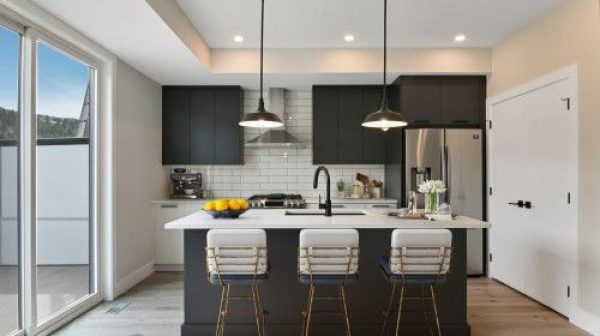 What backsplash goes with dark cabinets and light countertops?