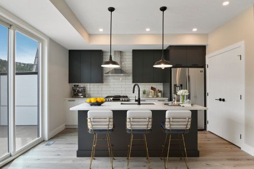 What backsplash goes with dark cabinets and light countertops