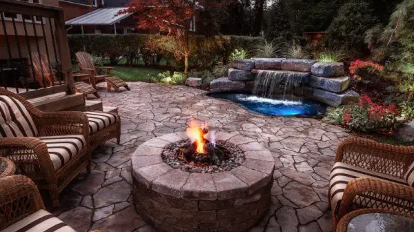 What kind of bricks should I use for a fire pit?