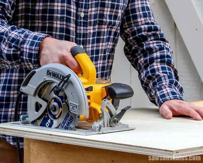 How do you cut a 2x4 straight with a circular saw