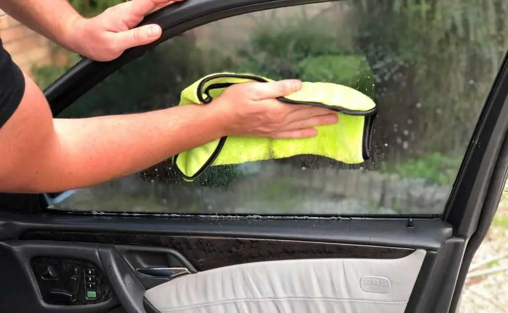 What do professionals use to clean car windows without streaks