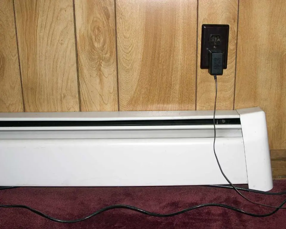 How many square feet will a 1500 watt baseboard heater heat