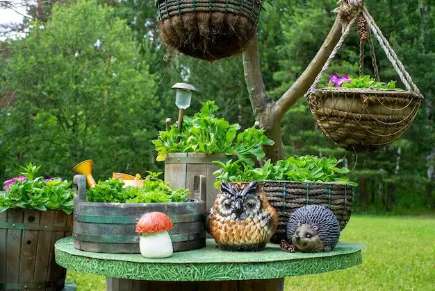 How do you make a flower pot fairy garden