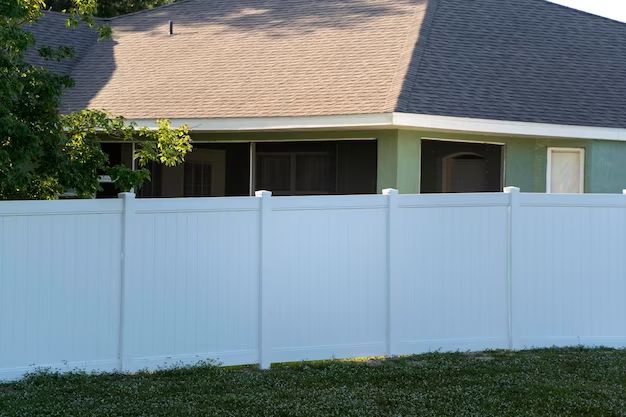 What colors does vinyl fencing come in