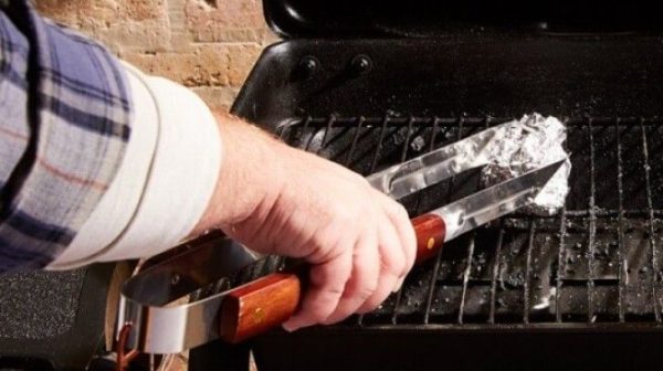 Can you use aluminum foil to clean a grill?