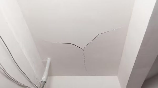 Can cracks in plaster ceiling be repaired?