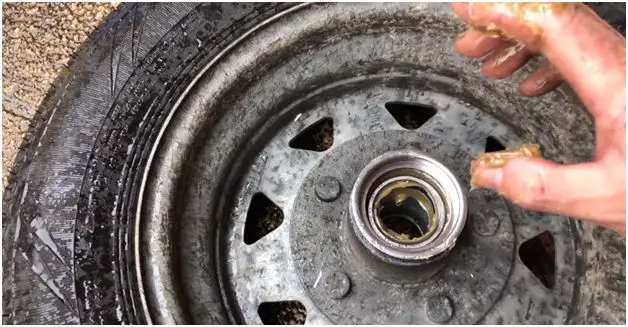 How do I know if my trailer bearings need grease