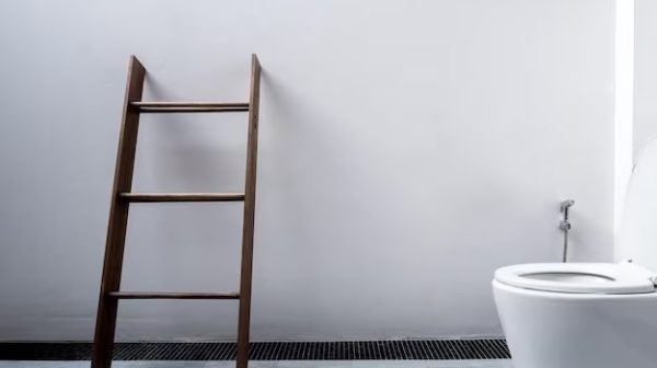 Should you put towel rack above toilet?