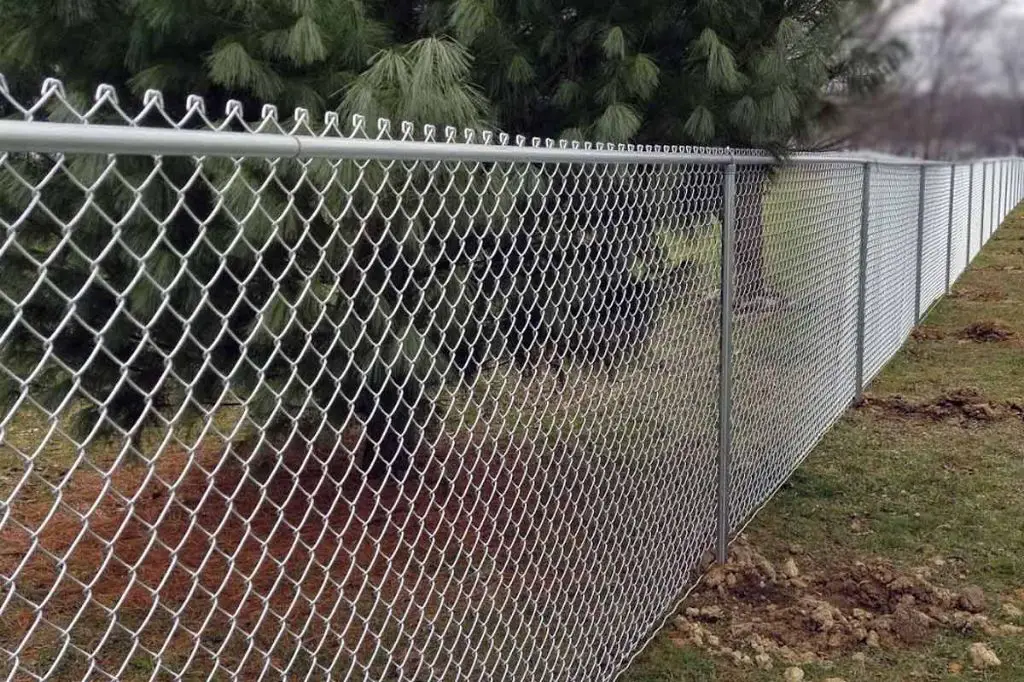 Is chain link or vinyl fence cheaper