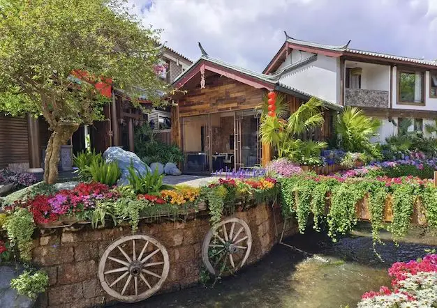 What do you put in a flower bed in front of your house