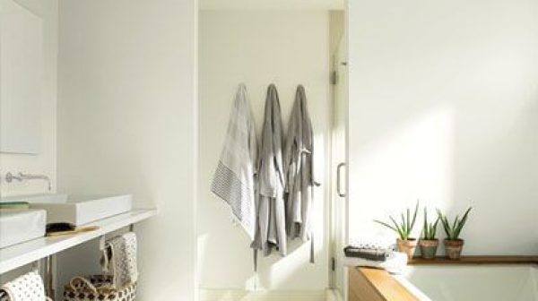 Can Benjamin Moore Aura be used in a bathroom?