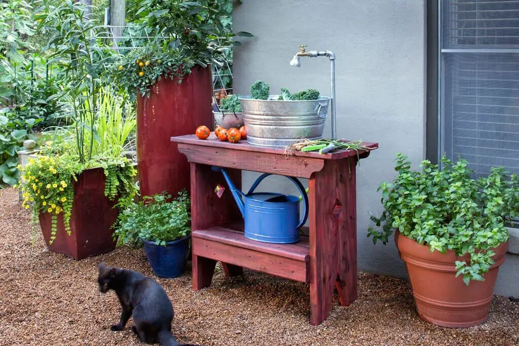 How do you make an outdoor sink with a hose