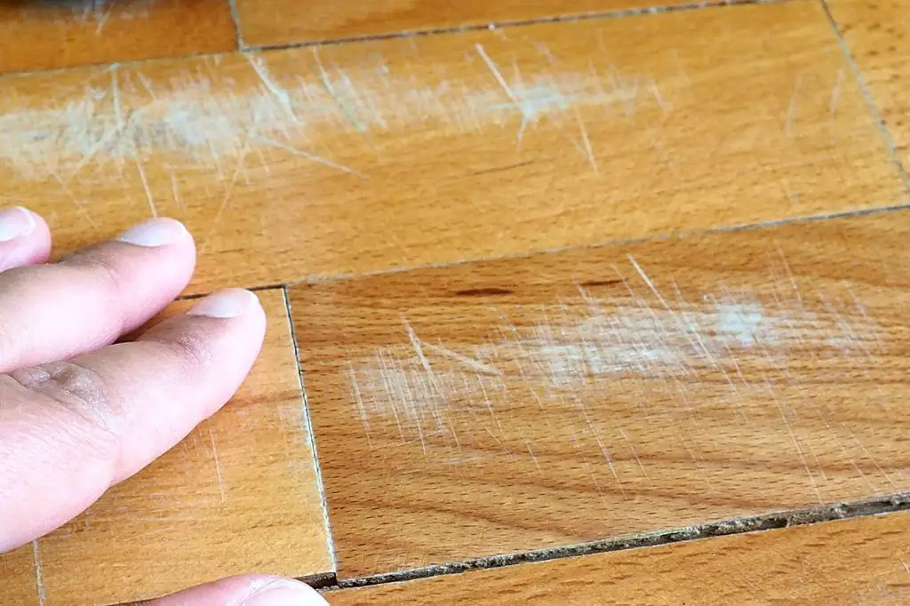 Can scratches in engineered hardwood be repaired