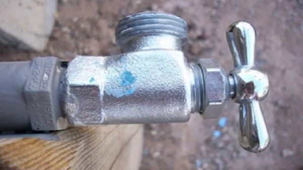 What is the difference between frost free and standard spigot?