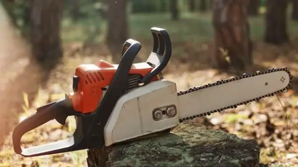 Is it okay to store a chainsaw vertically?