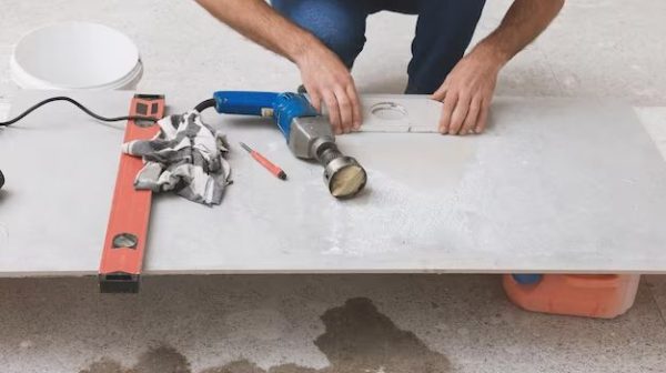 How to cut a hole in a porcelain tile?