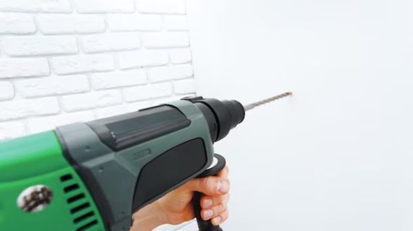 How do you use a hammer drill for beginners?