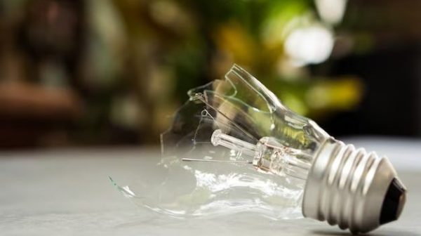 Can you use wd40 on stuck light bulbs?